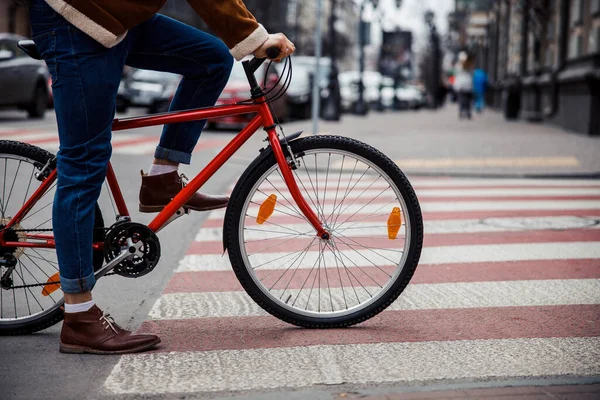 Bisikletçi, yaya geçidinde yolculuğuna devam etmek için bekliyor. — Stok fotoğraf