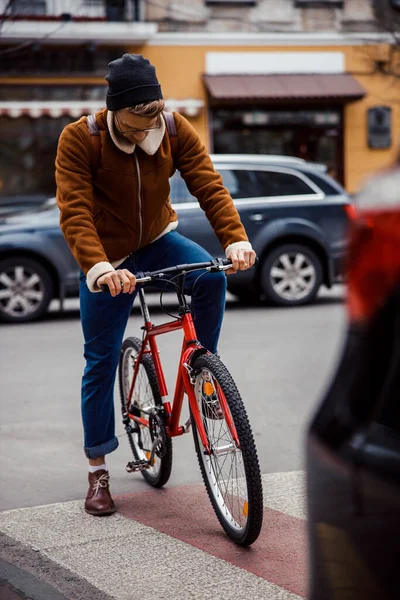 Przystojny mężczyzna stawia stopę na rowerze pedał zewnątrz zdjęcie — Zdjęcie stockowe