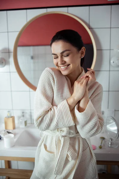 Весела жінка розслабляється у ванній кімнаті фото — стокове фото
