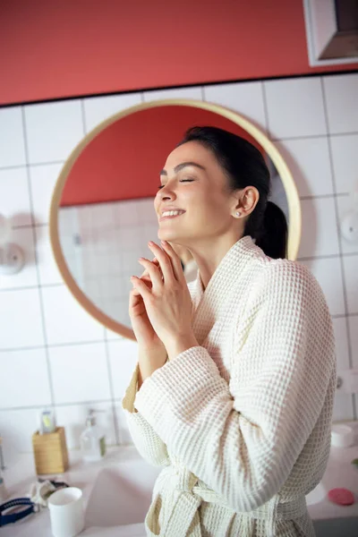 Usmívající se žena po sprchování stock fotografie — Stock fotografie