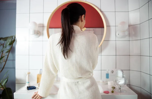 Женщина с зубной щеткой на домашнем фото — стоковое фото