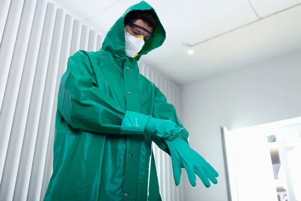 Ervaren specialist die beschermende kleding aantrekt op het werk stockfoto — Stockfoto