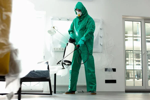 Uomo in costume chimico che lavora sulla foto stock di servizi igienico-sanitari — Foto Stock
