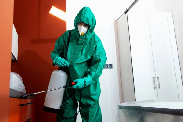 Un homme désinfectant chaque tiroir du placard à cause du Coronavirus — Photo
