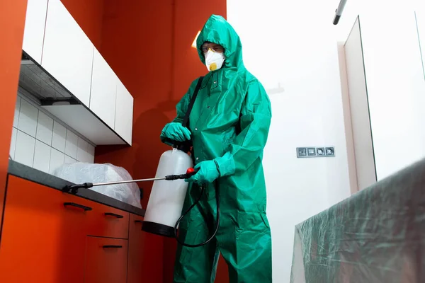 Homme désinfectant surfaces fréquemment touchées dans la cuisine photo de stock — Photo