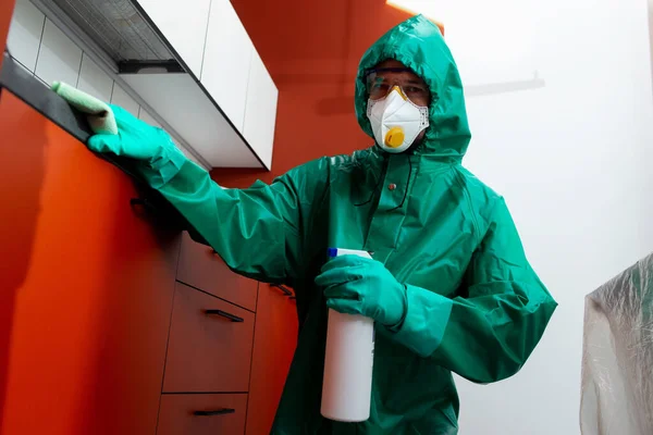 Homme désinfectant la cuisine avec un spray antibactérien dans la bouteille — Photo