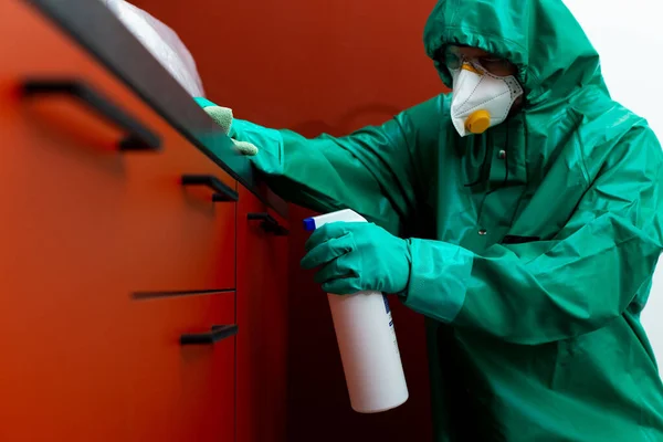 Homme soigneusement désinfectant poignées du tiroir photo de stock — Photo