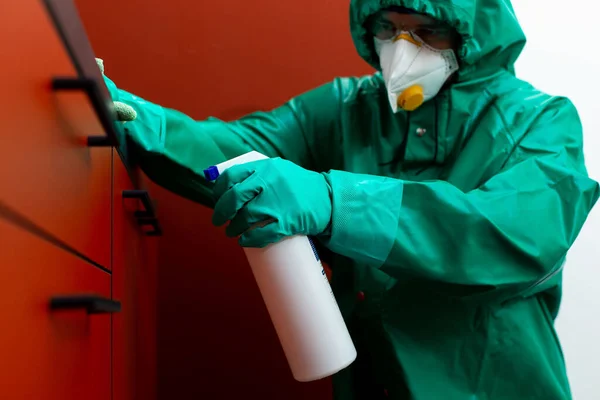 Les surfaces de cuisine fréquemment touchées doivent être désinfectées pendant la pandémie de COVID-19 — Photo