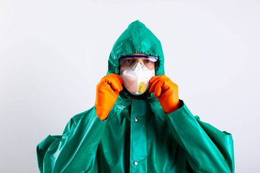 Bakteri stoğu fotoğrafından kaçınmak için yumuşak solunum cihazını takan bir adam.