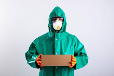Salgın sırasında tüm vücudunu saran kişi paket getiriyor.