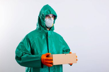 Paketleri teslim ederken koruyucu giysiler giyen sorumlu bir işçi.