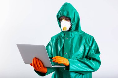 Koruyucu giysili adam modern alet gereç fotoğrafı kullanıyor.