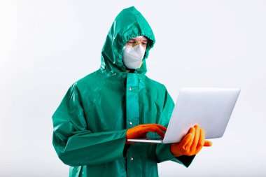 Dezenfektan işçisi e-posta yoluyla yeni siparişler alıyor.