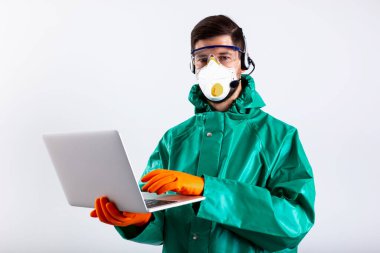 Dizüstü bilgisayar ve mikrofonlu kulaklık kullanan bir uzman.