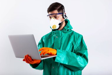 Koruyucu giysi stokunda fotoğraf çekilirken işini yapan kişi