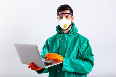 Beyaz arka planda modern aletlerle kendinden emin bir yetişkin.