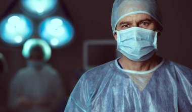 Hasta üzerinde ameliyat yaptıktan sonra deneyimli doktor