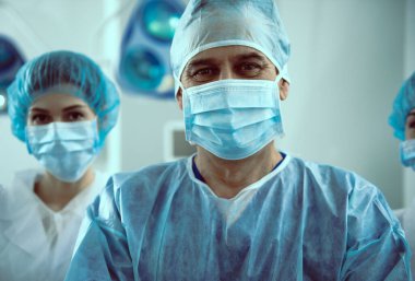 Meslektaşları olan erkek doktor insanları kurtarmak için çalışıyor.