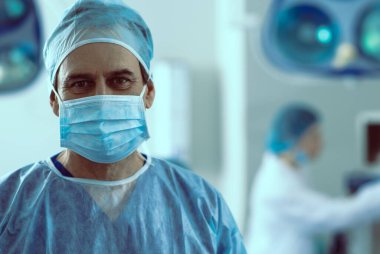 Klinikte üniformalı bir erkek cerrah.