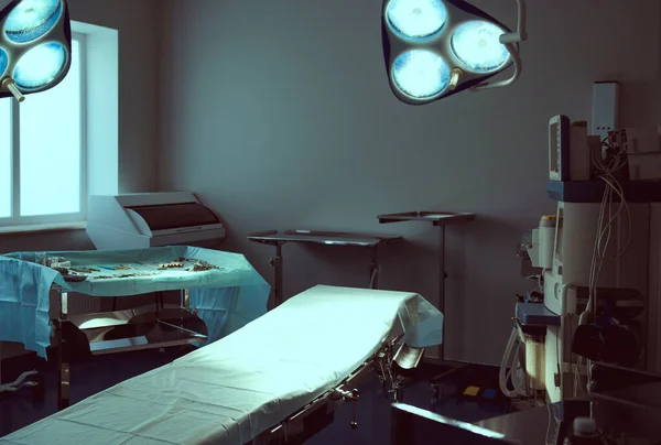 Medizinstuhl unter eingeschaltetem Licht im Büro — Stockfoto