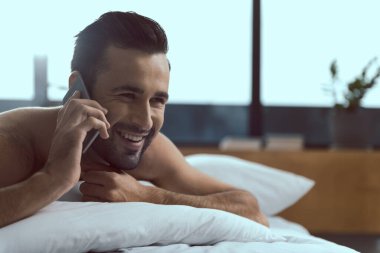 Mutlu genç adam sabah telefon ediyor.