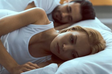 Genç çift sabah yatakta buluşuyor.