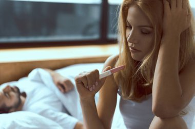 Genç kız gelecekteki anneliği öğreniyor.