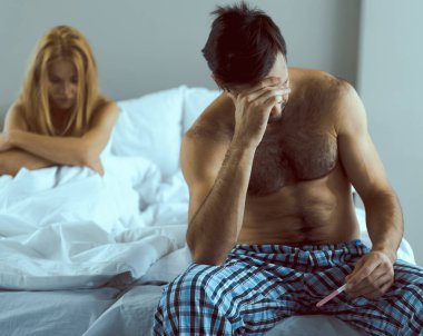 Genç çift planlanmamış hamilelik yüzünden üzgün.