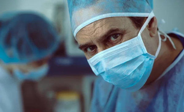 Опытный хирург, работающий с пациентами — стоковое фото