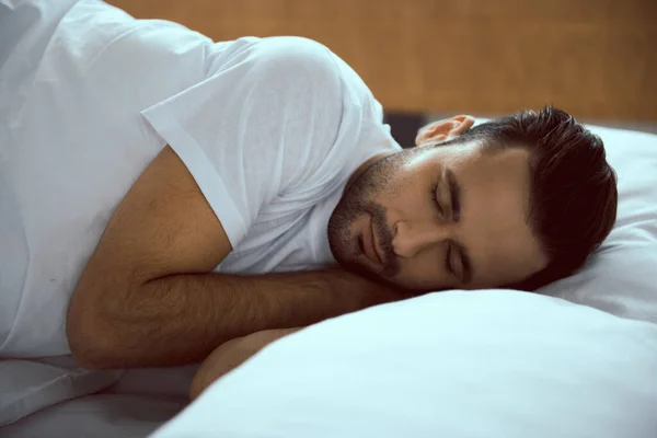 Klidný muž tráví dobrý čas v posteli — Stock fotografie