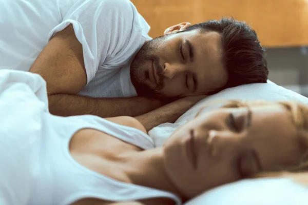 Nyugodt pár, akik kényelmes ágyban alszanak. — Stock Fotó