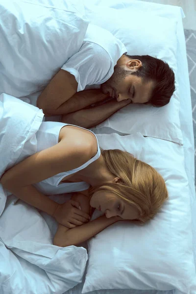 Ung man och kvinna tillsammans i sängen — Stockfoto
