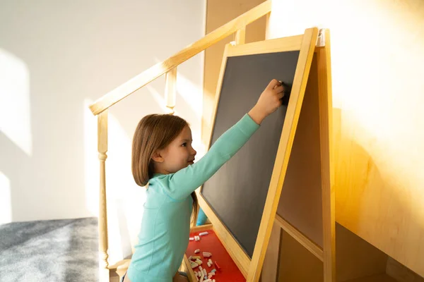 Menina bonito usando quadro em casa — Fotografia de Stock