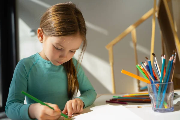 Menina bonito desenho em pedaço de papel em casa — Fotografia de Stock