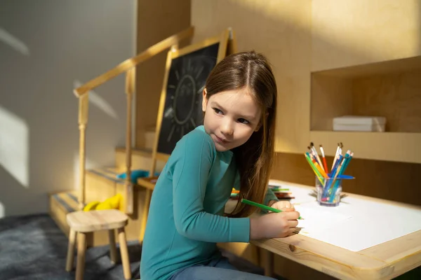 Criança adorável desenho em crianças playroom em casa — Fotografia de Stock