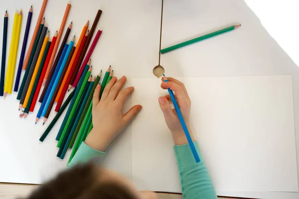 Mãos de criança desenhando em papel em casa — Fotografia de Stock