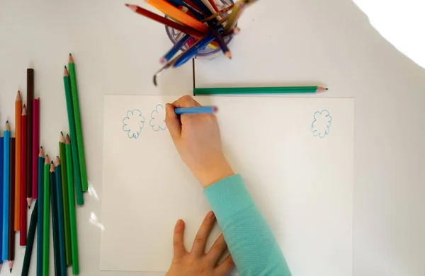 Enfant dessin à la main sur morceau de papier — Photo