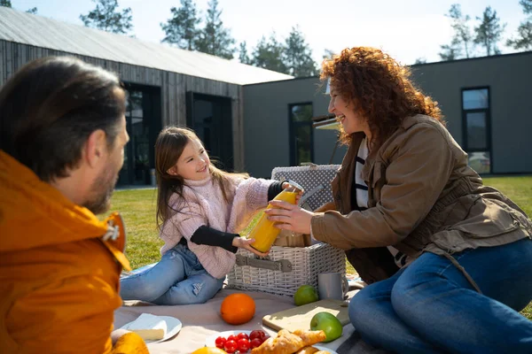 Glückliche Familie beim Picknick außerhalb der Stadt — Stockfoto