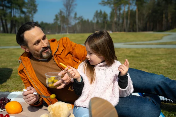Милая маленькая девочка устраивает пикник с отцом — стоковое фото