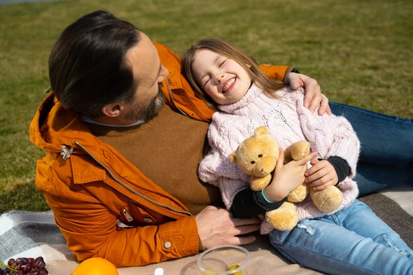Alegre niña pasar tiempo con papá al aire libre —  Fotos de Stock