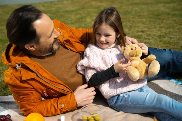 Linda niña pasar tiempo con papá al aire libre —  Fotos de Stock