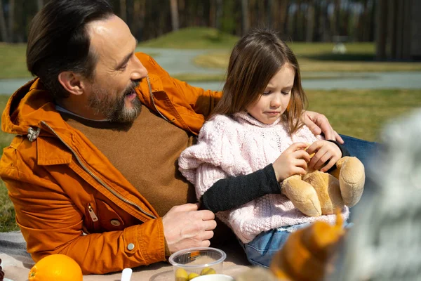 Padre cariñoso hablando con hija molesta durante el picnic —  Fotos de Stock