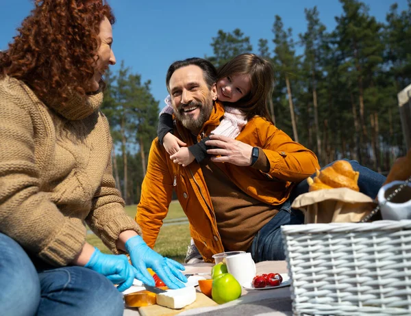Счастливая любящая семья устраивает пикник за городом — стоковое фото