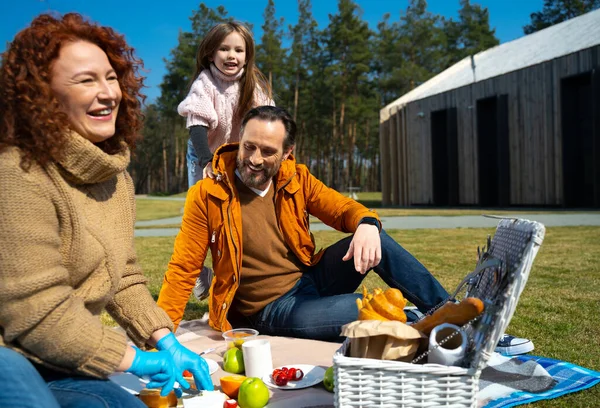 Веселая семья устраивает пикник за городом — стоковое фото