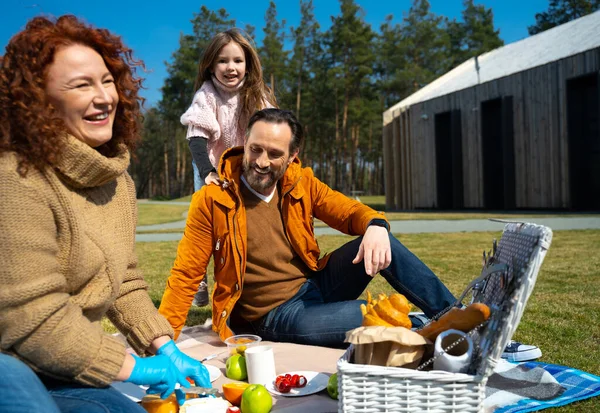 Радостная счастливая семья устраивает пикник за городом — стоковое фото