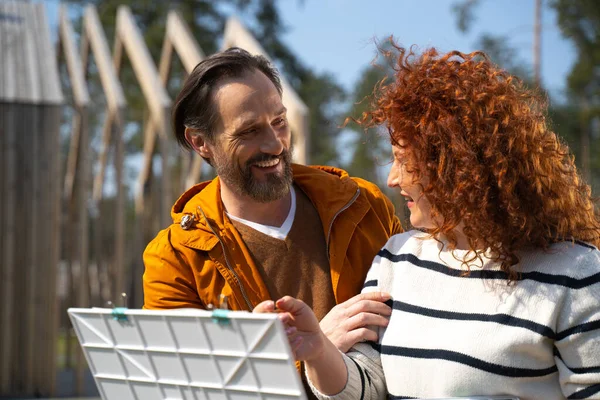 Feliz pareja casada pasando tiempo juntos al aire libre —  Fotos de Stock