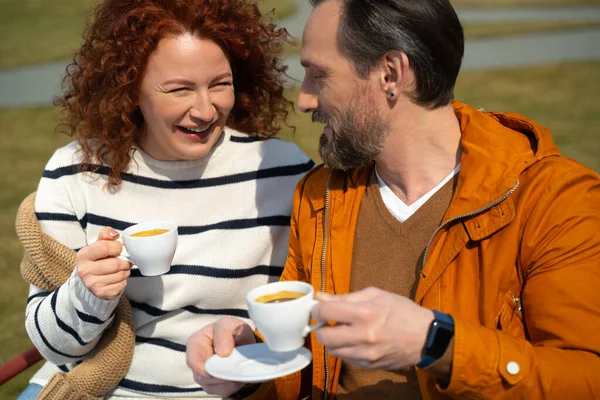 Güzel evli çift dışarıda sohbet ediyor ve kahve içiyor. — Stok fotoğraf