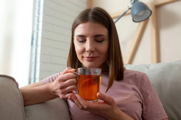 Kadın, evde gözleri kapalı çay kokusu soluyor. — Stok fotoğraf