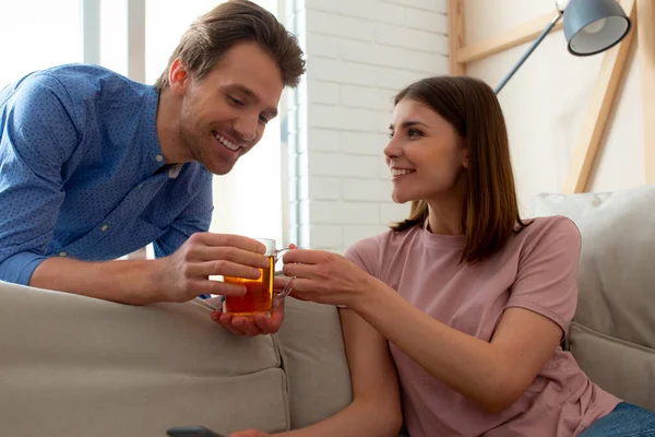 Jolie femme utilise un smartphone à la maison — Photo