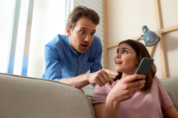Joven mujer está viendo vídeo en el teléfono inteligente — Foto de Stock